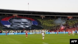 Navijači Crvene zvezde sa slikom ratnog zločinca Ratka Mladića na utamici 6. septembra u Beogradu
