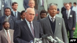 دکلرک در کنار ماندلا در کنفرانس خبری مشترک پس از دیدار با رهبران کنگره ملی آفریفا در دوم مه ۱۹۹۰