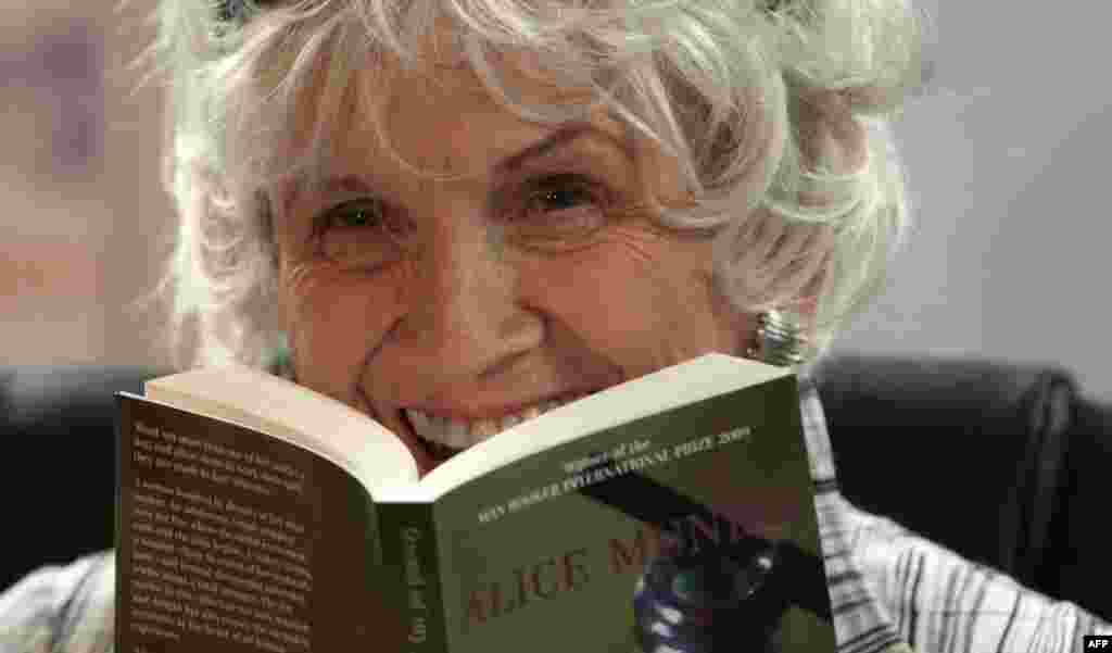 82-летняя канадская писательница Элис Манро получила Нобелевскую премию по литературе как «мастер современного короткого рассказа».