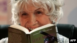 Էլիս Մանրո, արխիվ