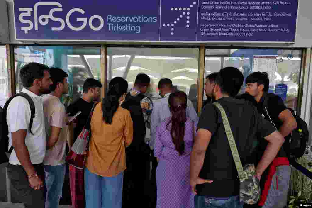 Aeroportul Internațional Sardar Vallabhbhai Patel, Ahmedabad, India &ndash; pasageri strânși în zona de plecări a aeroportului. 19 iulie 2024.