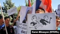 Studenți protestînd în timpul vizitei secretarului general al NATO Anders Fogh Rasmussen la Universitatea de stat de la Erevan, septembrie 2012.