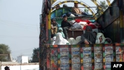 Internally displaced civilians, fleeing from military operations against Taliban militants in North Waziristan, January 22, 2014.