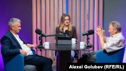 Jurnalista Cristina Popușoi și invitații permanenți ai podcastului „Dincolo de Știri”, analiștii politici, Igor Boțan (stânga) și Nicolae Negru, în studioul Europei Libere