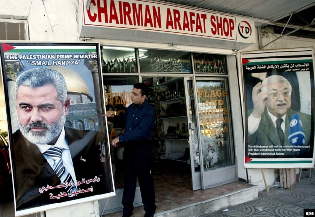 Poster sa likom premijera Ismaila Hanijaha (lijevo) i Mahmuda Abasa (desno) ispred suvenirnice, Gaza, 2006.