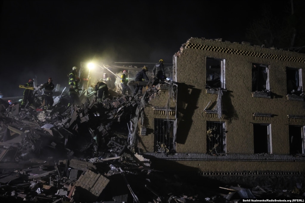 Від російського удару постраждала цивільна інфраструктура, зокрема житлові будинки. Рятувальники розбирають завали