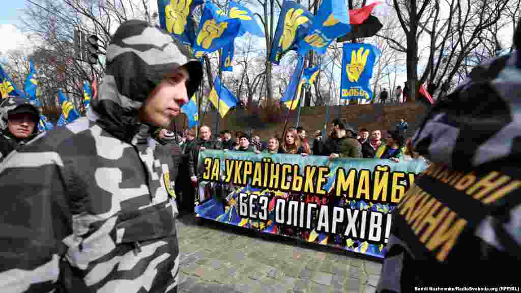 Близько півтори тисячі людей взяло участь у марші &laquo;За українське майбутнє без олігархів!&raquo; у Києві, 3 квітня 2018 року БІЛЬШЕ ПРО ЦЕ