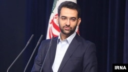 وزیر ارتباطات میگوید برای لو نرفتن سوالات کنکور، اینترنت در ۲۱۰ نقطه ایران قطع شده بود.