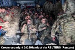 Militari britanici, care au participat la evacuările de la Kabul, pleacă la rândul lor acasă, Kabul, Afganistan, 28 august 2021.