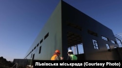 З 2021 року у Львові будують сміттєпереробний завод. На сьогодні міська влада розірвала угоду з польською компанією-підрядником