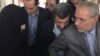 محمود احمدی‌نژاد و هیات همراهش در بهشت‌زهرای تهران با اعتراض برخی از خانواده‌های کشته‌شدگان در جنگ سوریه مواجه شدند.