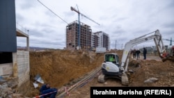 Șosea prăbușită la Pristina, în Kosovo. Investitorii din SUA promit o infrastructură mai durabilă.