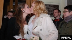 В Петербурге состоялась первая официальная ЛГБТ-свадьба в России