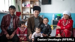 Семья памирских кыргызов, переселившихся в Алайский район.