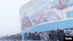Очередь на церемонию прощания с шахтерами, погибшими в результате аварии на шахте "Северная"