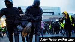 Un protestatar este ridicat pe sus de ofițerii de poliție ruși în timpul unui miting organizat în sprijinul lui Alexei Navalnîi - Sankt Petersburg / Rusia, 21 aprilie 2021