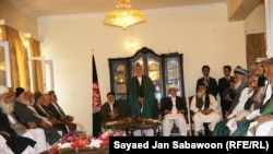 Președintele Hamid Karzai la o întîlnire cu noul Consiliu de pace afgan