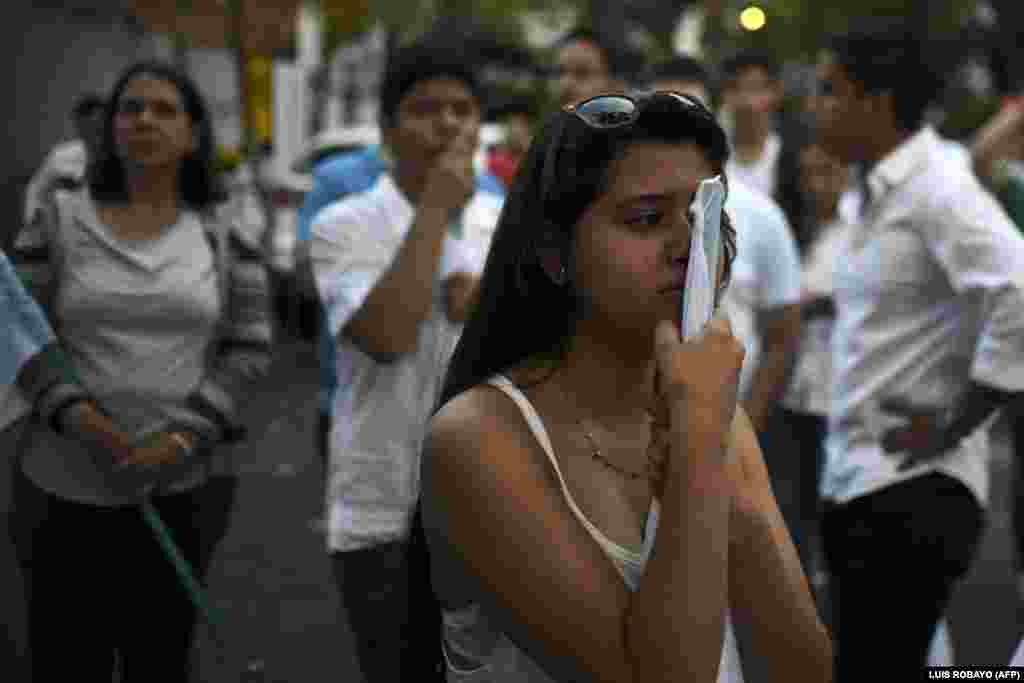 Реакция некоторых колумбийцев на улицах после обнародования итогов референдума о будущем мирного соглашения с ФАРК. 2 октября 2016 года.
