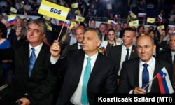 Orbán Viktor miniszterelnök, Janez Jansa, a Szlovén Demokrata Pár (SDS) elnöke és Milan Zver, az SDS európai parlamenti képviselője az SDS kampányrendezvényén 2018. május 11-én