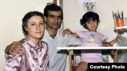 محمدجعفر پوینده در کنار همسرش سیما صاحبی و دخترش نازنین