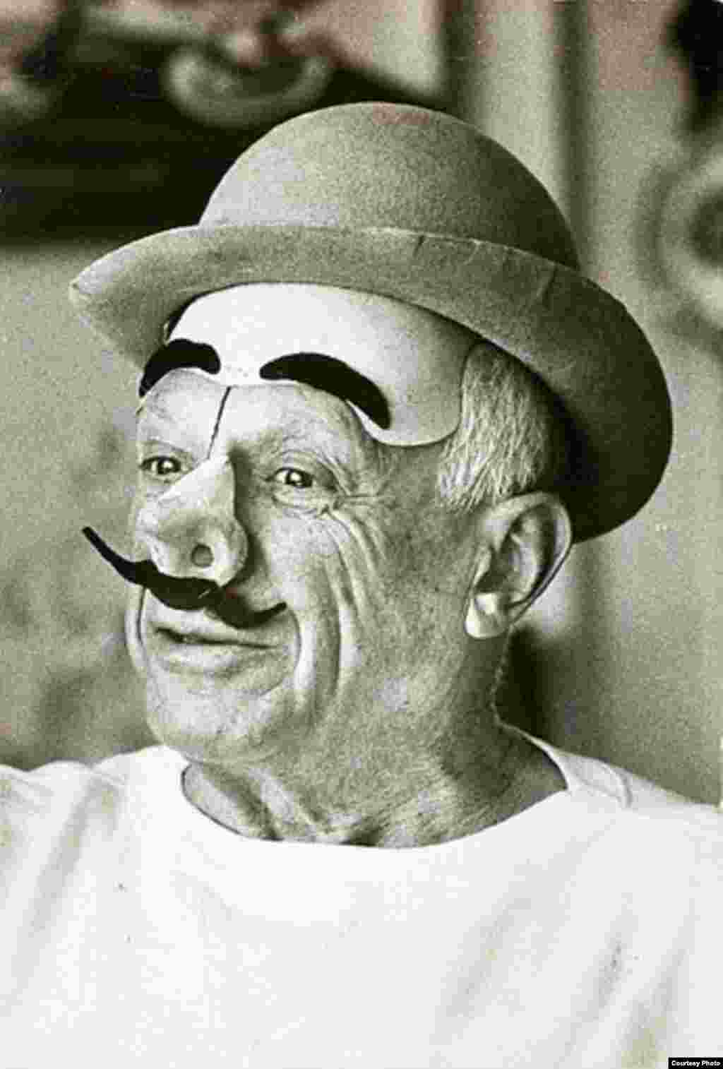 © David Douglas Duncan, Picasso with a clown mask. La Californie, 1957