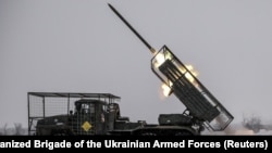 Військові 24-ї окремої механізованої бригади ЗСУ ведуть вогонь з реактивної системи залпового вогню БМ-21 «Град» по російських позиціях поблизу міста Часів Яр на Донеччині, 15 січня 2026 року