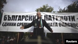 Болгарские патриоты (в центре - лидер радикальной партии "Атака" Волен Сидеров). Интересно, что они думают о новом законе?
