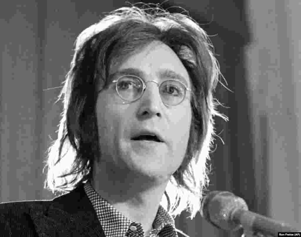 John Lennon în New York, 12 mai 1972. John Lennon este audiat în cadrul Serviciului american de imigrare și naturalizare din secțiunea Manhattan din New York, 12 mai 1972.