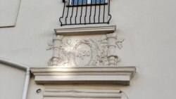 Деталь фасада дома по улице Адмирала Октябрьского, 3