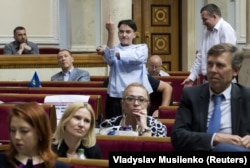 Ukraynalı deputat Nadia Savchenko Kiyevdə parlamentin sessiyası zamanı nalayiq jest göstərərkən 22 iyun, 2017. Foto: Vladyslav Musiienko/Reuters.