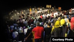 زنان و مردان در یکی از کنسرت‌ها (گروه کماکان) در تهران