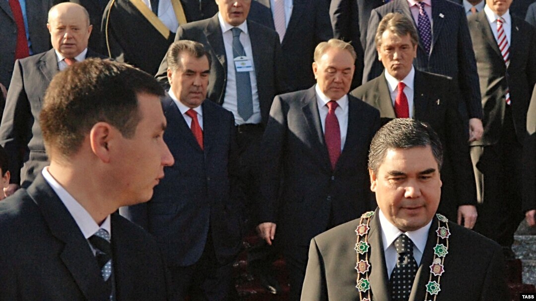 Главные внешнеторговые партнеры Ашхабада направили на чествование нового предводителя туркменов (с цепью на шее) первых лиц. Владимир Путин коммандировал вместо себя Михаила Фрадкова (слева вверху)