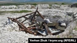 Мусор после предыдущей реконструкции сброшен в яму