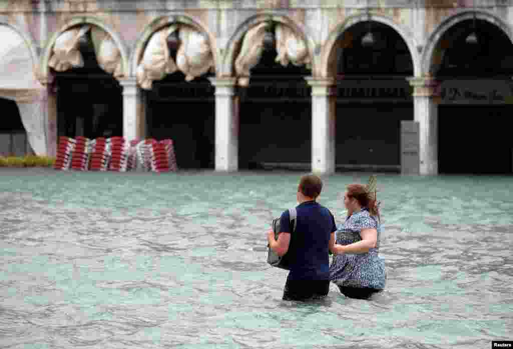 Из-за повышения уровня воды на время была закрыта площадь Сан-Марко, главная городская площадь Венеции.
