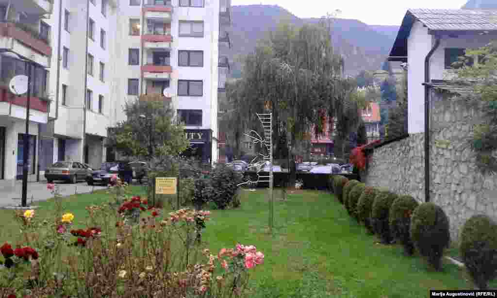 Andrićeva skulptura ispred rodne kuće u Travniku.