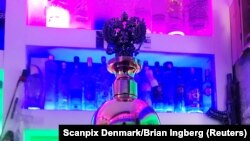 Бутылка водки Russo Baltique, украденная из бара Café 33 в Копенгагене.