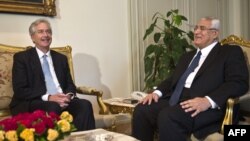 ویلیام برنز -سمت چپ- همراه عدلی منصور، رئیس دولت موقت مصر