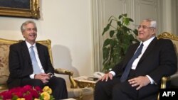 И. о. президента Адли Мансур (справа) проводит переговоры с заместителем госсекретаря США Уильямом Бернсом. Каир, 15 июля 2013 года.