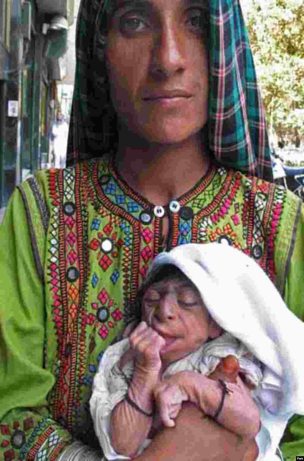 مادر افغان و فرزندش
