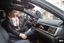 Міністр закордонних справ і торгівлі Угорщини Петер Сійярто в електромобілі китайської автомобільної компанії BYD перед Будапештським форумом постачальників китайської автомобільної компанії, Угорщина, 15 жовтня 2024 року