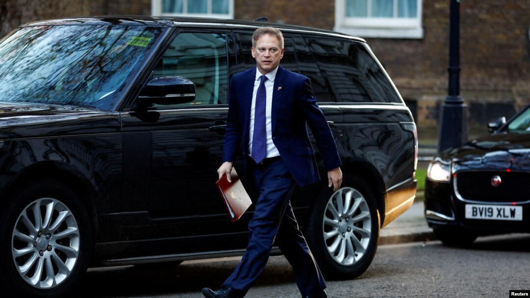Grant Shapps, secretarul Apărării din Marea Britanie, spune că Beijingul furnizează arme letale Rusiei. 
