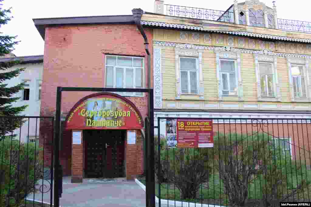 Вся теоретическая работа по созданию музея марийской сказки началась летом прошлого года. В августе стартовал ремонт. А с сентября велось оформление залов. Музей занимает около 200 квадратных метров.