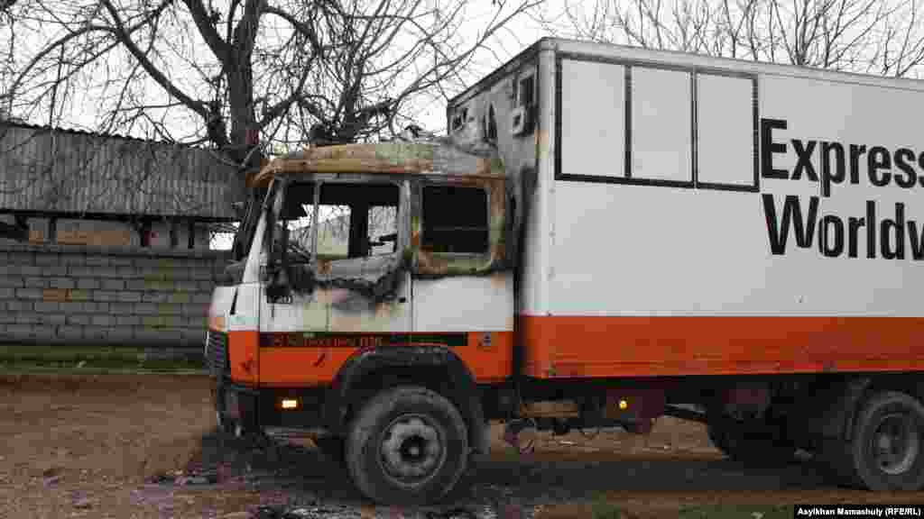 Горевший грузовой автомобиль жителя села Ынтымак Жамшида Сейфоллаева. Говорит, что поврежденный грузовик, на котором раньше возил овощи в другие районы, трудно починить.&nbsp; &nbsp;