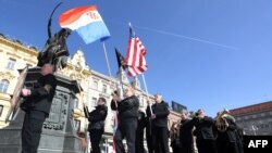 Prekršajne prijave: Ekstremni desničari u maršu centrom Zagreba sa zastavom Hrvatske i SAD