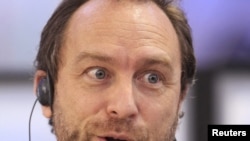 Fondatorul Wikipediei, Jimmy Wales la o reuniune pe tema modernizării tehnologice în Rusia
