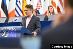 Євродепутат Вілле Нііністьо (Фінляндія) під час дебатів у про небезпеку нормалізації відносин з Росією, включаючи її участь у великих культурних та спортивних заходах. Страсбург, Франція, 29 квітня 2026 року