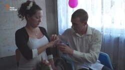 Весілля у палаті: важкопоранений під Авдіївкою боєць одружився прямо в лікарні (відео)