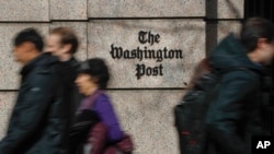 Ljudi prolaze pored zgrade One Franklin Square, kuće novina The Washington Post, u središtu Washingtona, 21. februar 2019. 