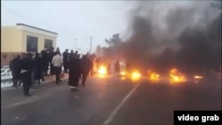 Жители одной из махаллей Музрабатского района Сурхандарьинской области организовали протест из-за отключения электроэнергии и подожгли шины.