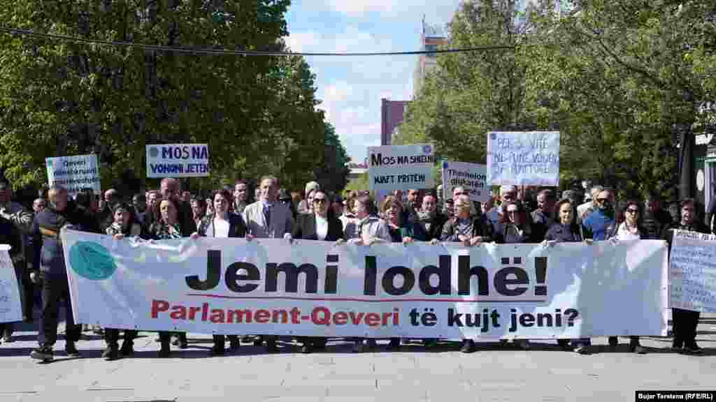 U glavnom gradu Kosova, Prištini, desetine radnika protestovale su u petak, 1. maja, zahtijevajući bolje uslove rada.
